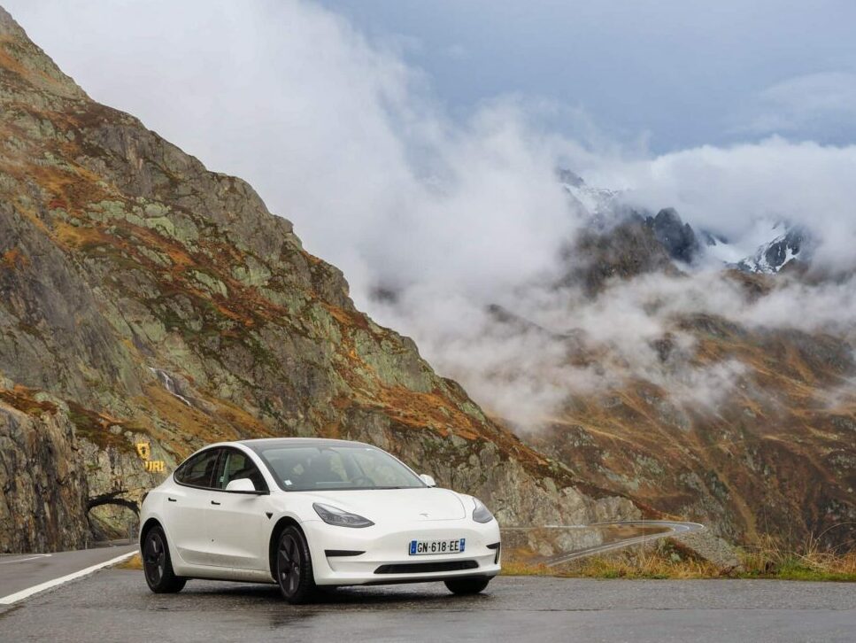 Tesla Model 3 en charge dans les montagnes d’Andorre