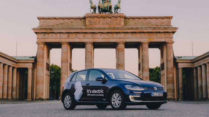 Volkswagen électrique garée devant la Porte de Brandebourg à Berlin