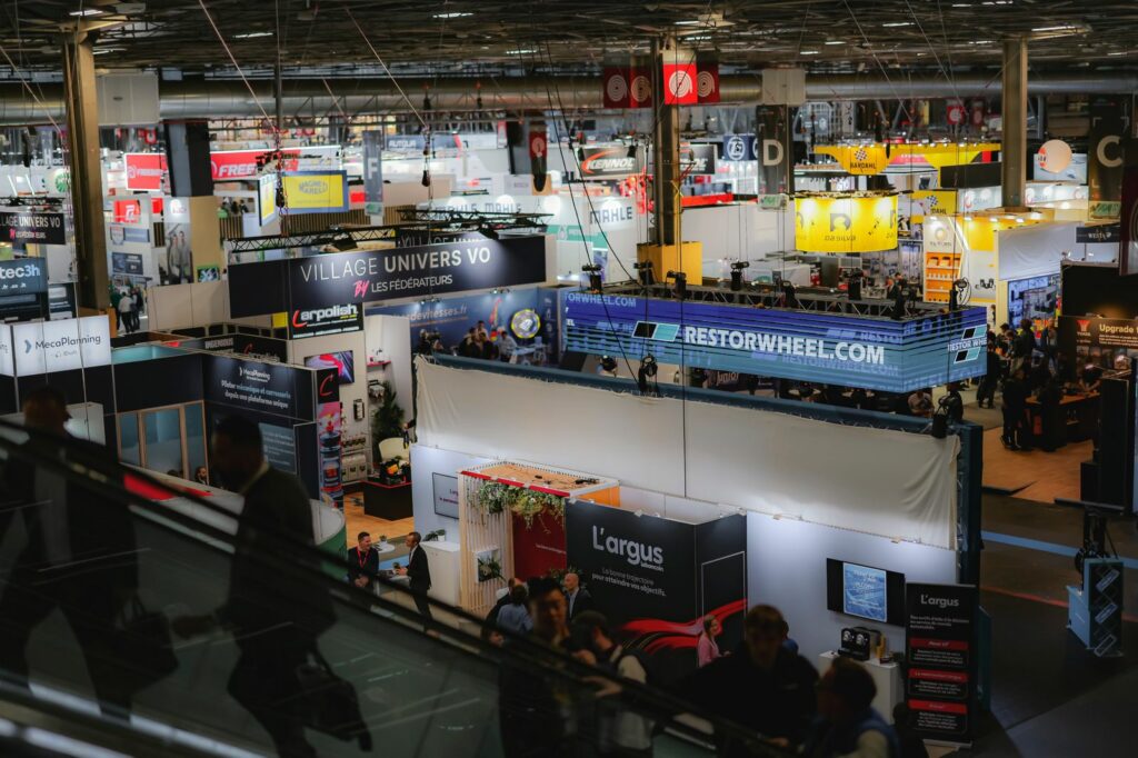 Vue aérienne des stands du salon EQUIP AUTO 2025 à Paris