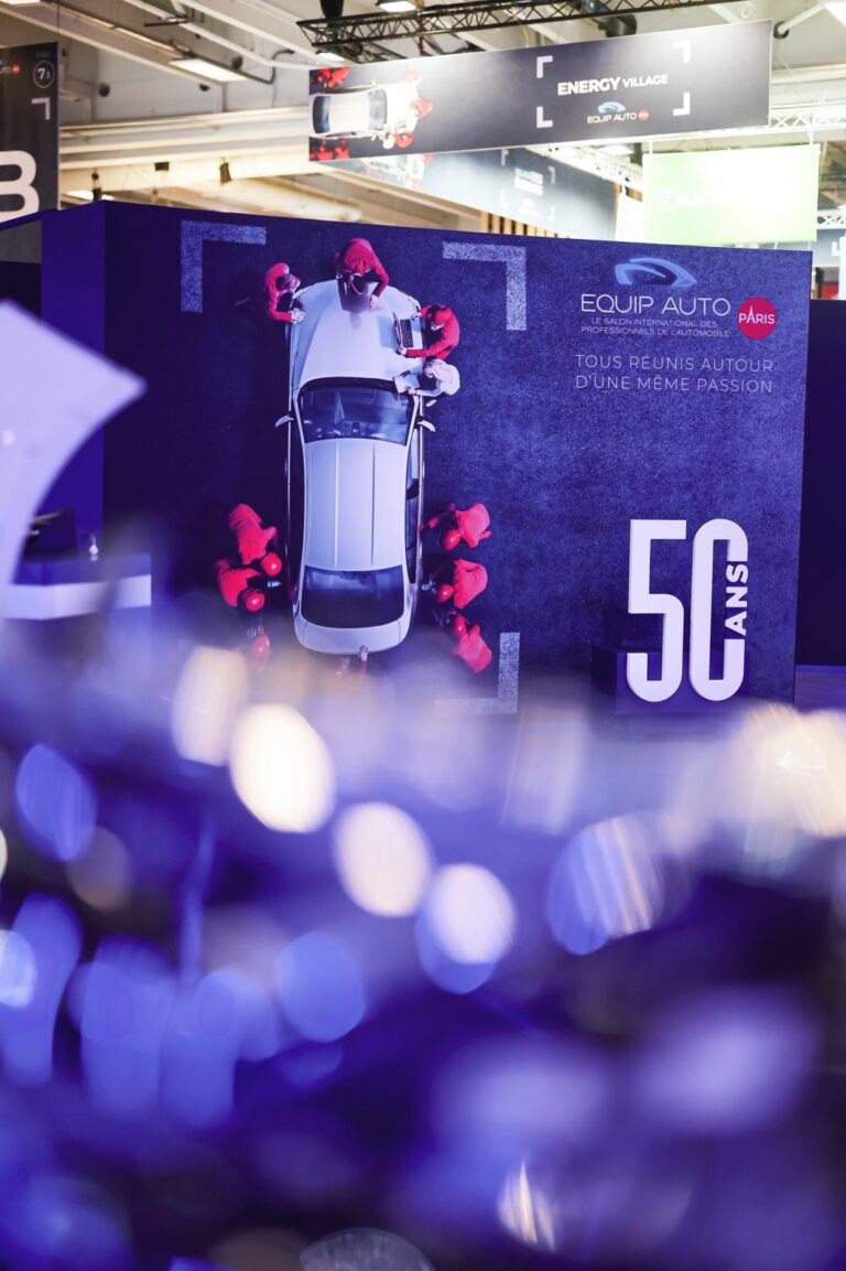 Affiche officielle EQUIP AUTO 2025 mettant l’électromobilité à l’honneur à Paris