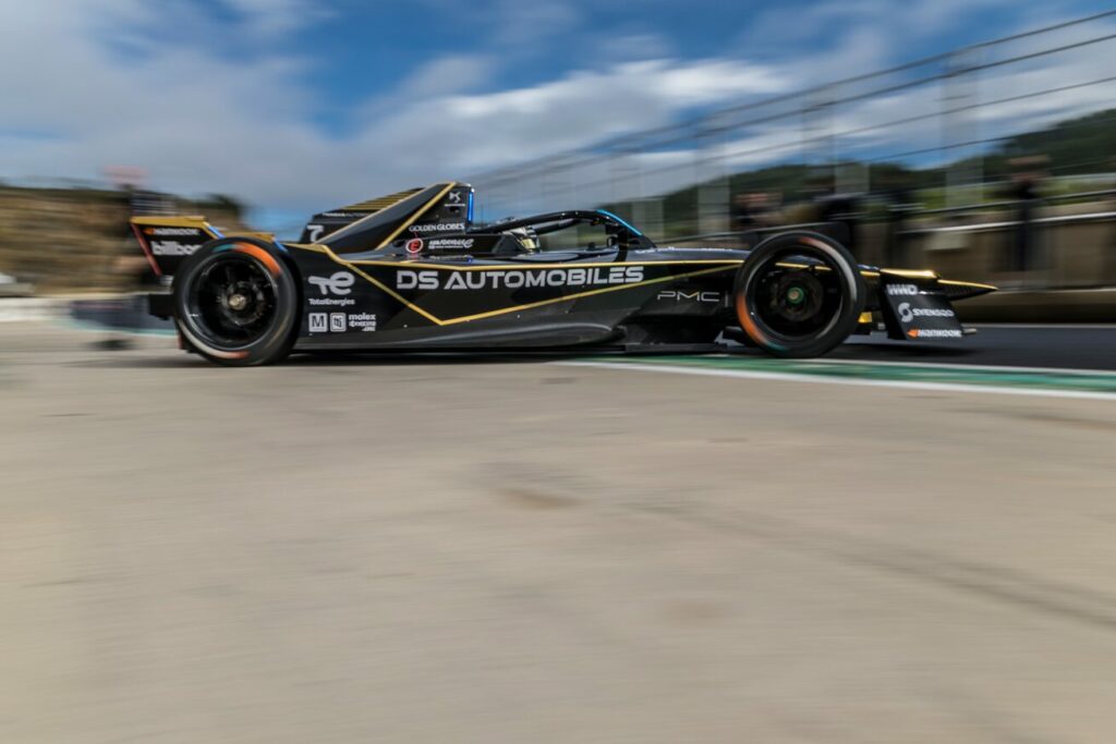 Monoplace DS E-TENSE FE25 vue de profil sur la piste pendant les essais de pré-saison de Formule E à Valence.