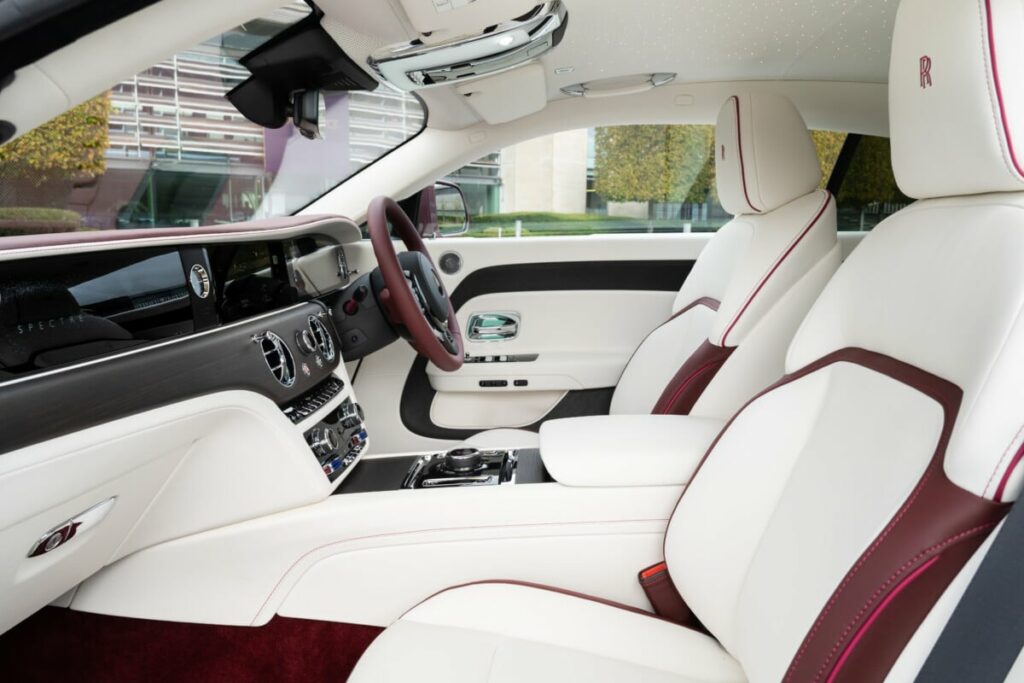 Intérieur avant de la Rolls-Royce Spectre électrique