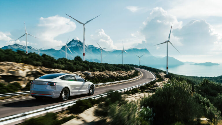 Voiture électrique roulant dans les montagnes