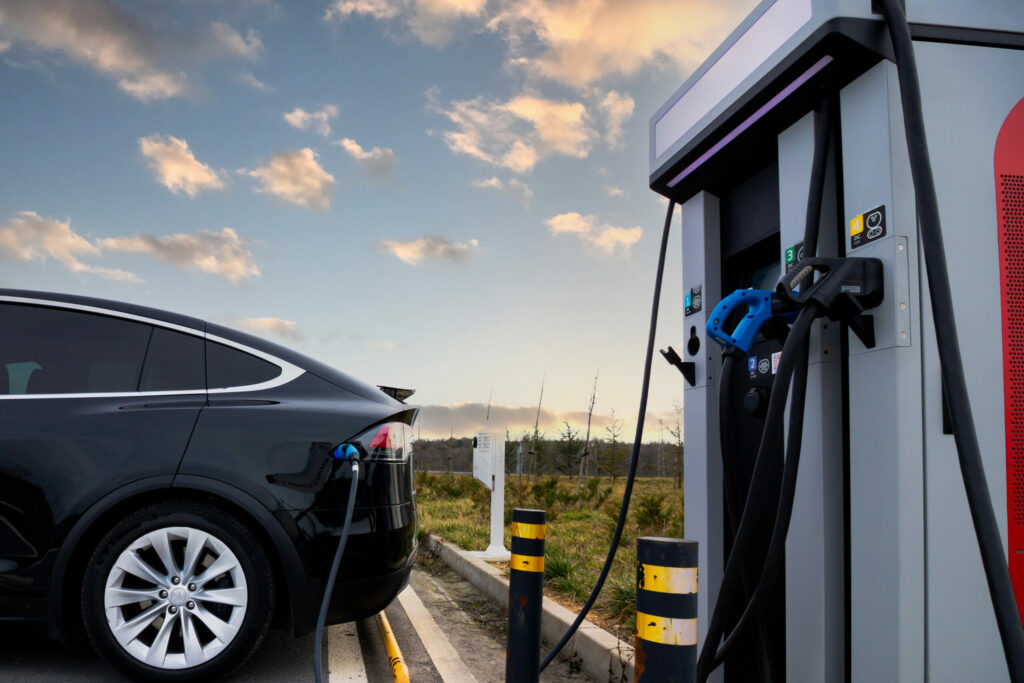 Bornes de recharge électrique sur une aire d’autoroute