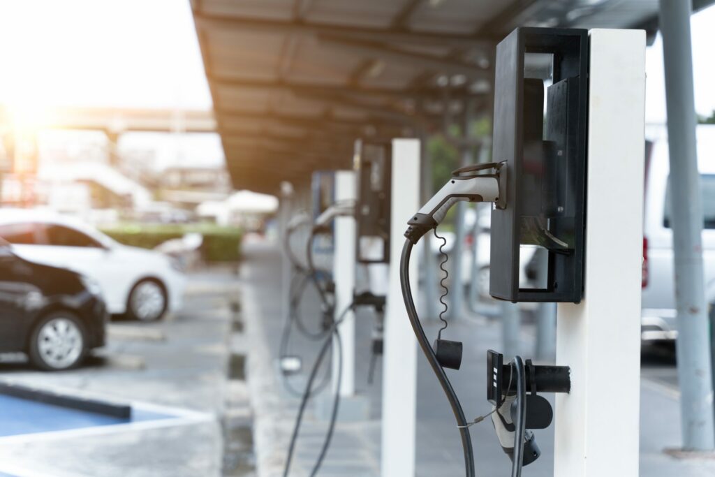 Plusieurs bornes publiques de recharge pour véhicules électriques