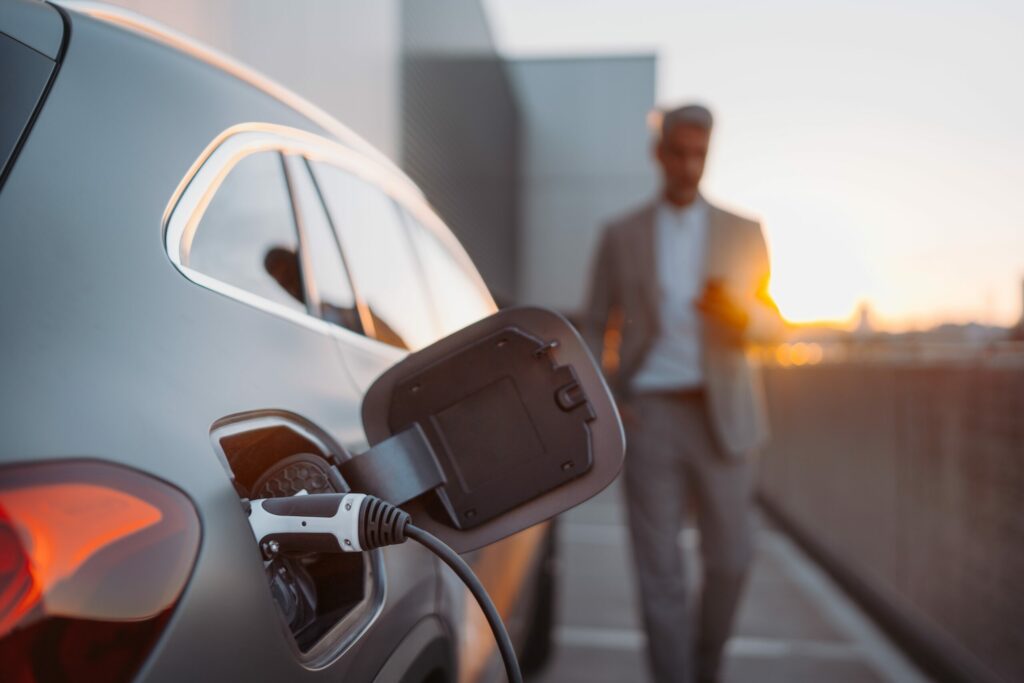 Voiture électrique en recharge à domicile sur une borne murale