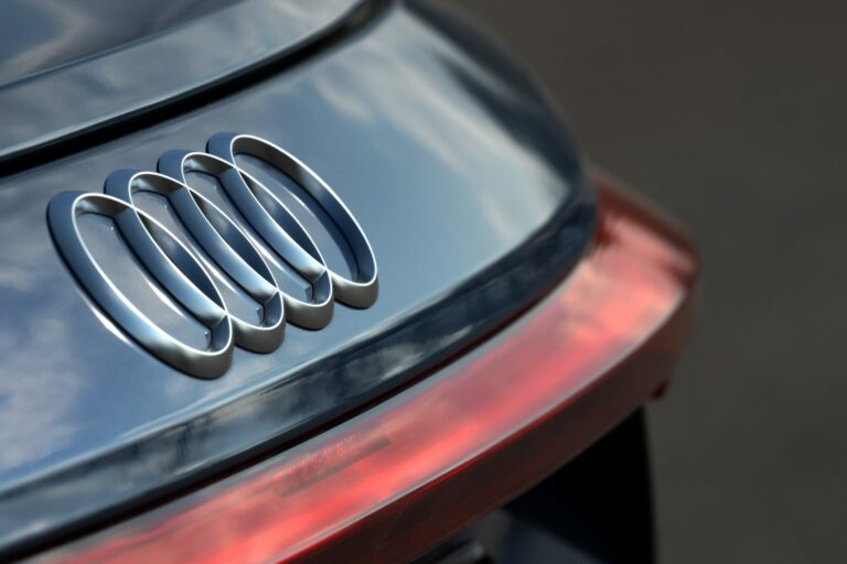 Logo Audi sur la partie arrière d’une voiture