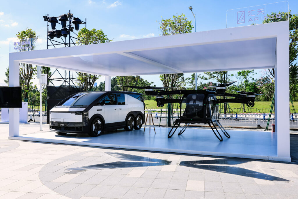 Robotaxi XPENG et voiture volante A868 exposés lors du XPENG AI Day