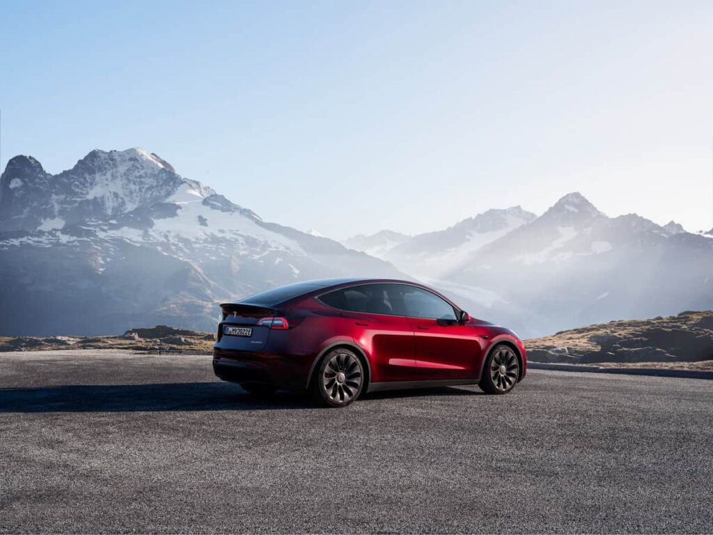Tesla Model Y – voiture électrique dans les montagnes
