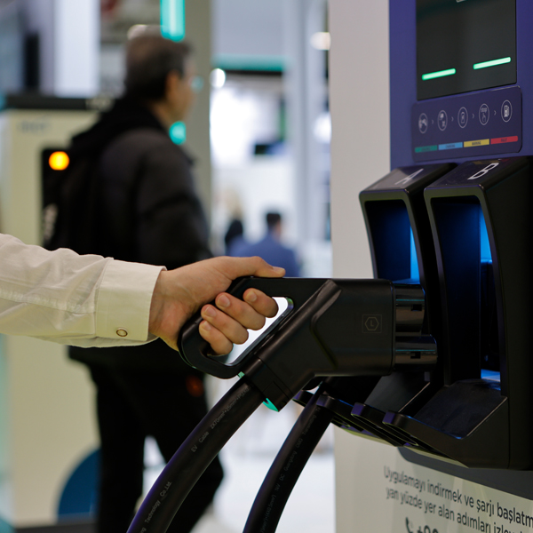 Borne de recharge rapide présentée au EV Charge Show 2025