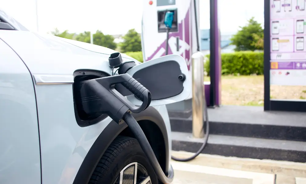 Voiture électrique en charge sur une borne publique