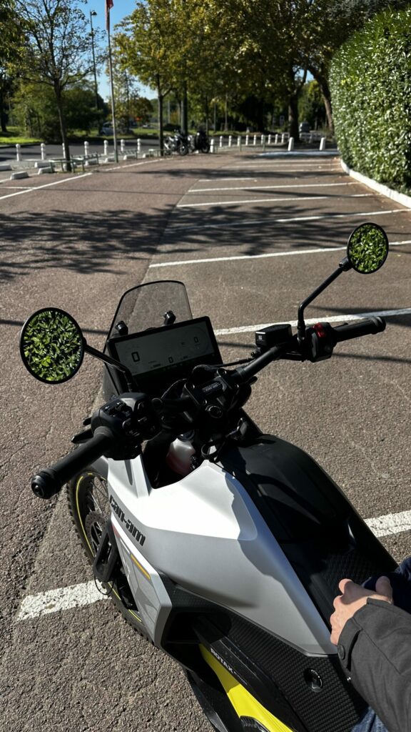 Can-Am Origin 2025 dashboard and handlebars