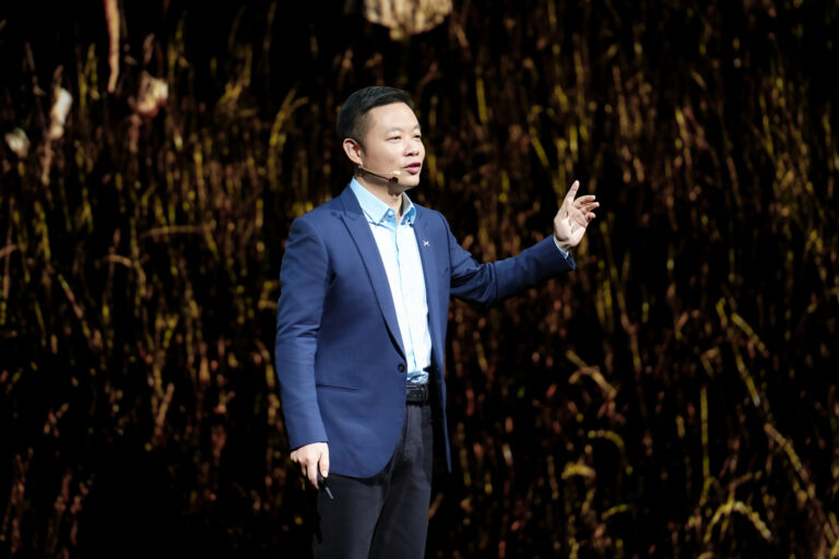 He Xiaopeng présentant les innovations XPENG lors de l’AI Day 2025