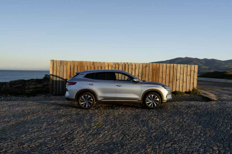Side profile of the BYD Seal U plug-in hybrid SUV