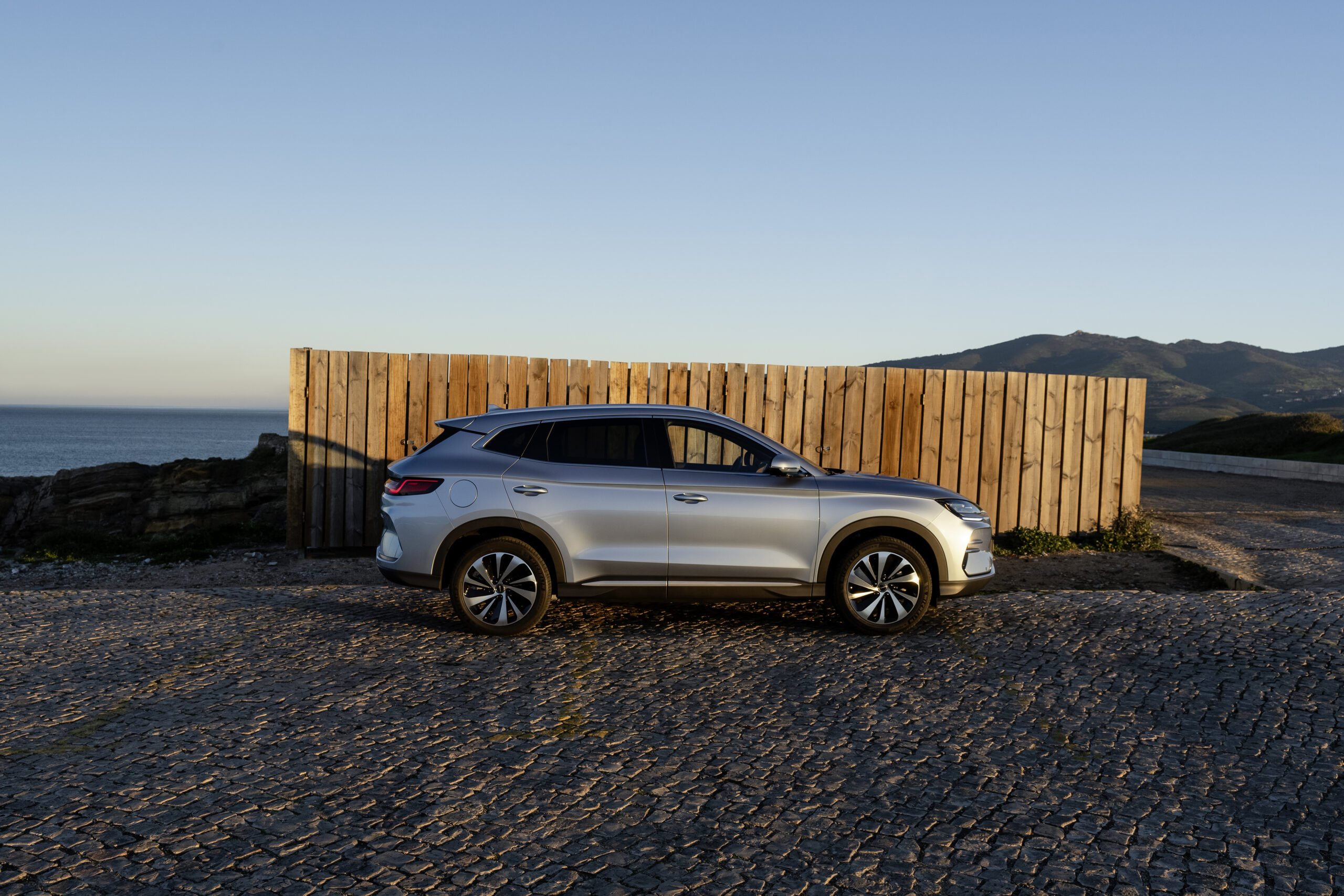 Side profile of the BYD Seal U plug-in hybrid SUV