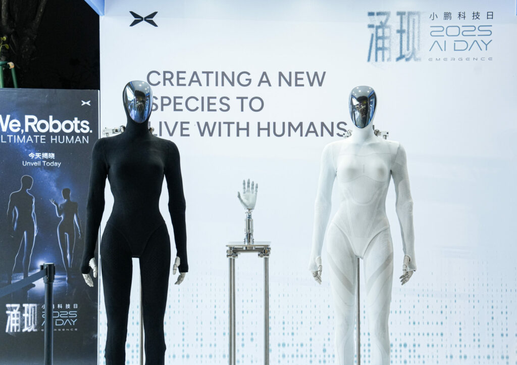 Deux robots humanoïdes Next-Gen IRON de XPENG exposés