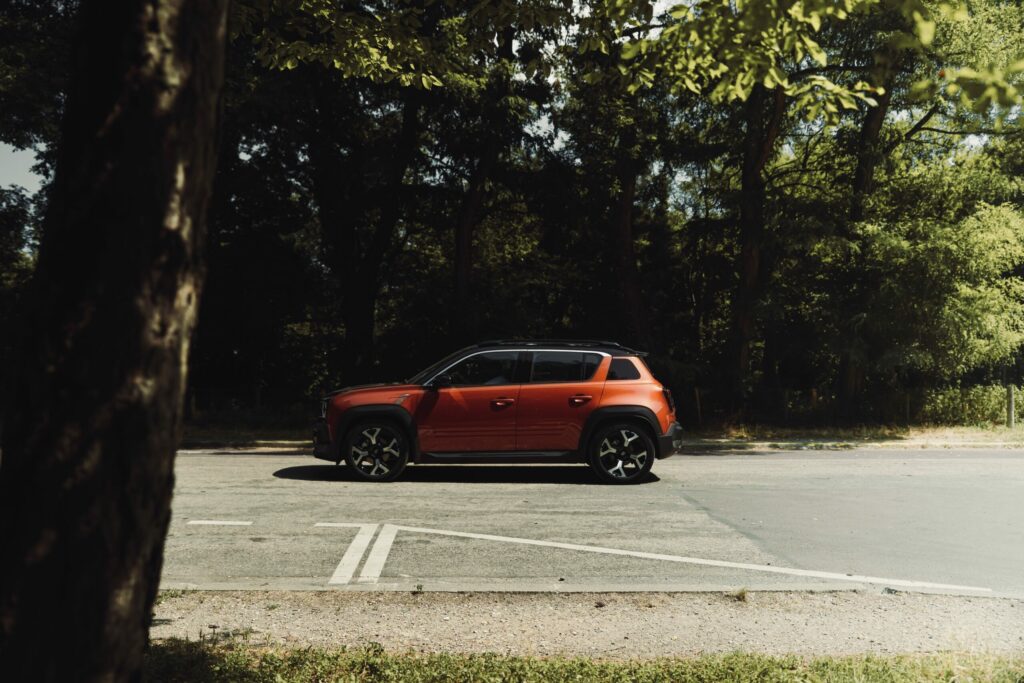 Renault 4 Électrique 2025 vue de profil, design néo-rétro