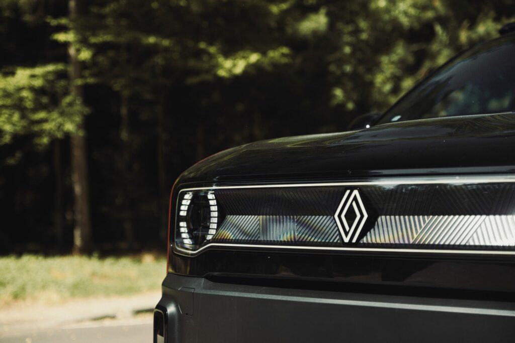 Logo Renault sur la calandre de la Renault 4 Électrique 2025