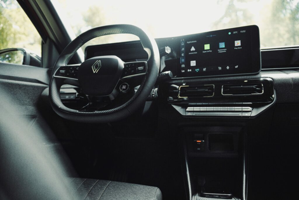 Tableau de bord digital de la Renault 4 Électrique 2025