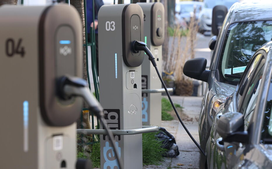 Bornes de recharge électrique pour véhicules électriques