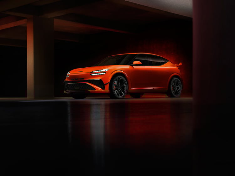 Genesis GV60 Magma vue de face et de profil, SUV électrique haute performance orange