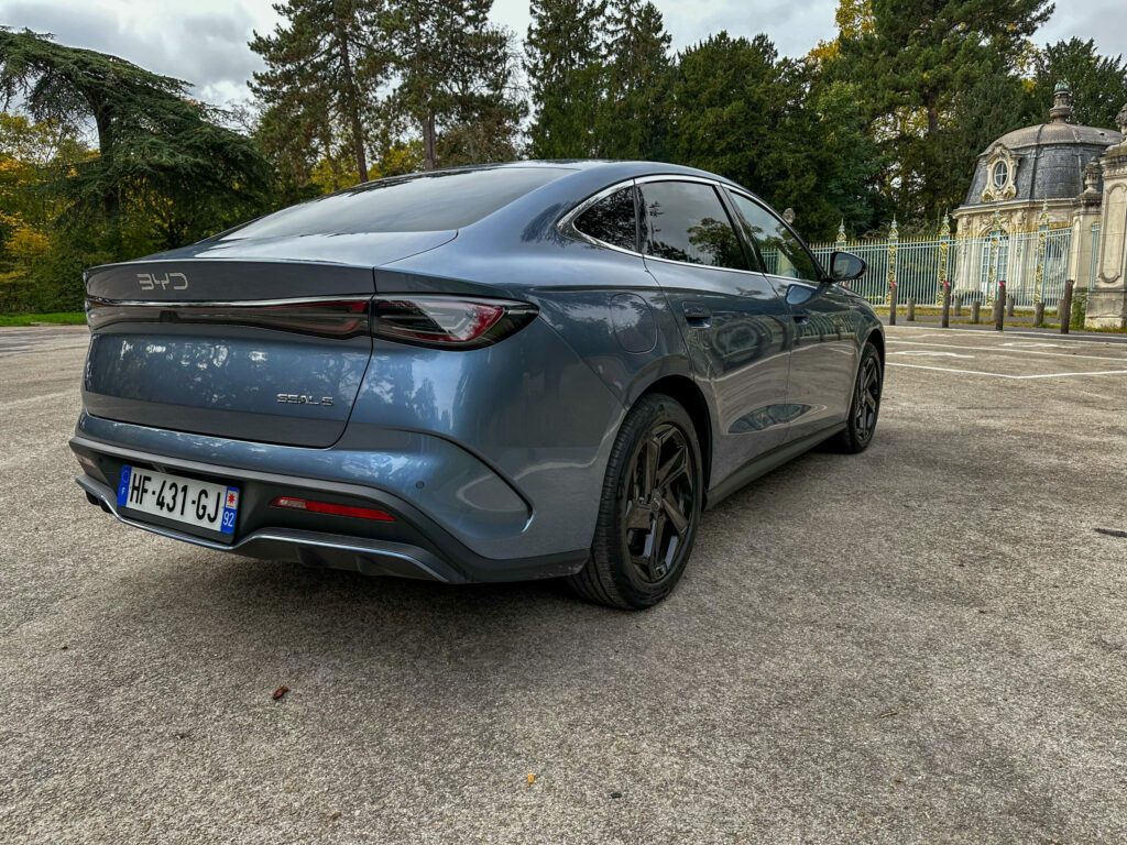 BYD SEAL 6 DM-i vue arrière en léger profil