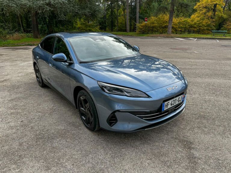 BYD SEAL 6 DM-i vue de face en léger profil