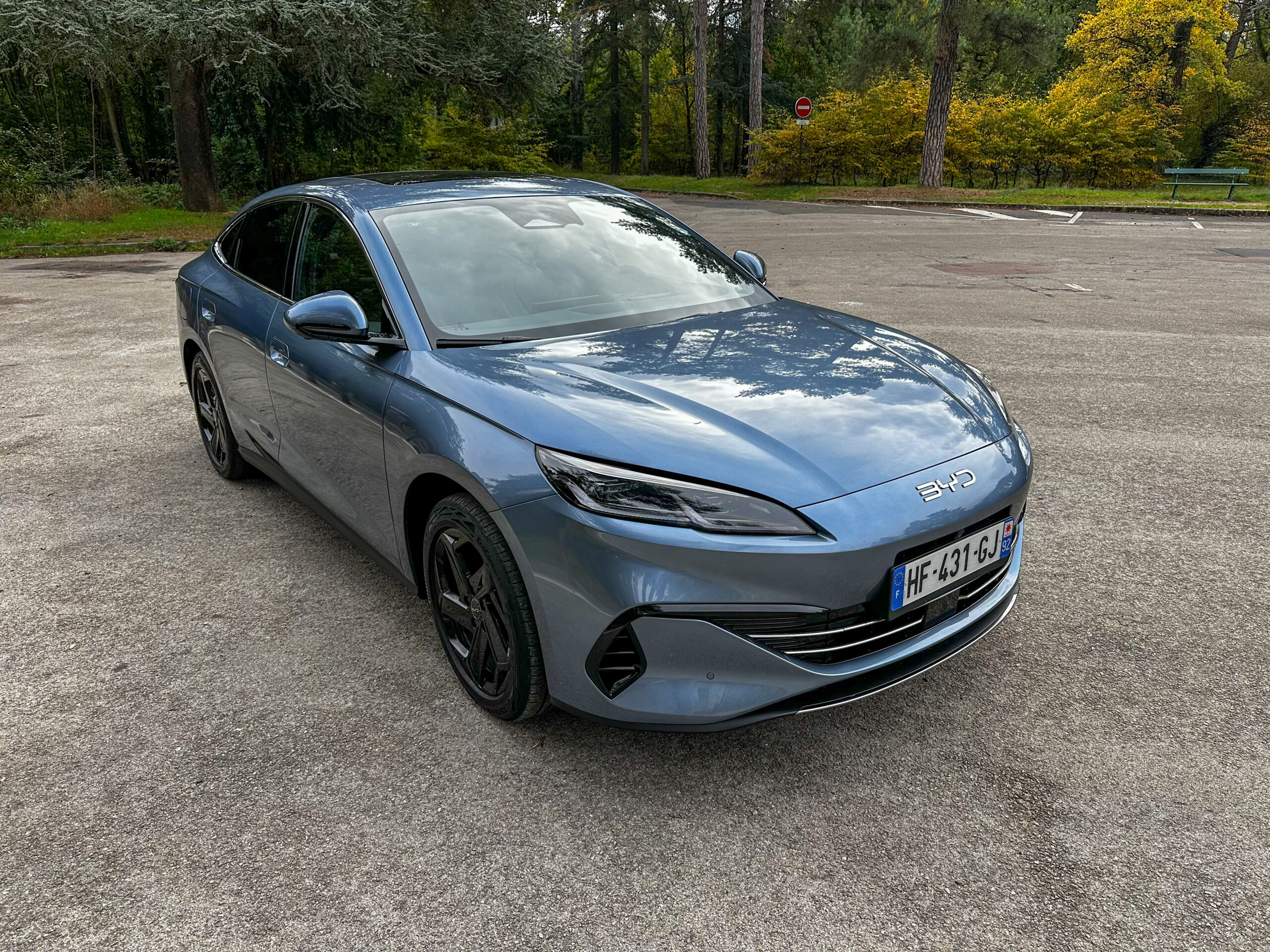 BYD SEAL 6 DM-i vue de face en léger profil