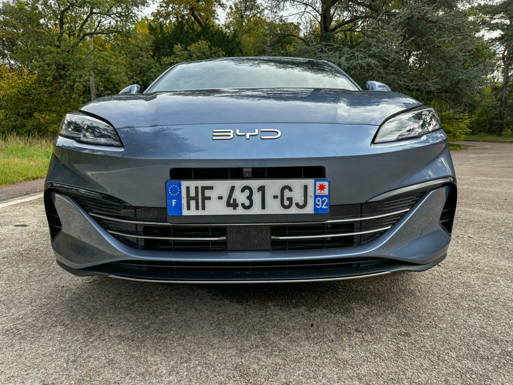 Logo BYD SEAL 6 DM-i sur le capot