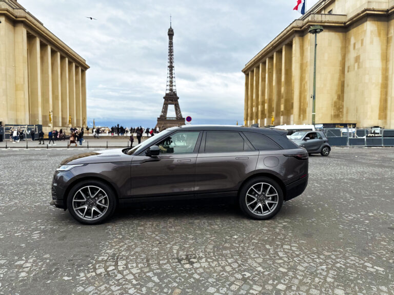 Range Rover Velar P400e 2025 de profil devant le Trocadéro à Paris
