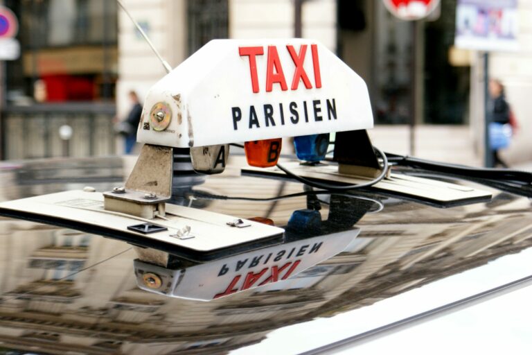 Taxi parisien électrique – enseigne lumineuse sur le toit d’un véhicule