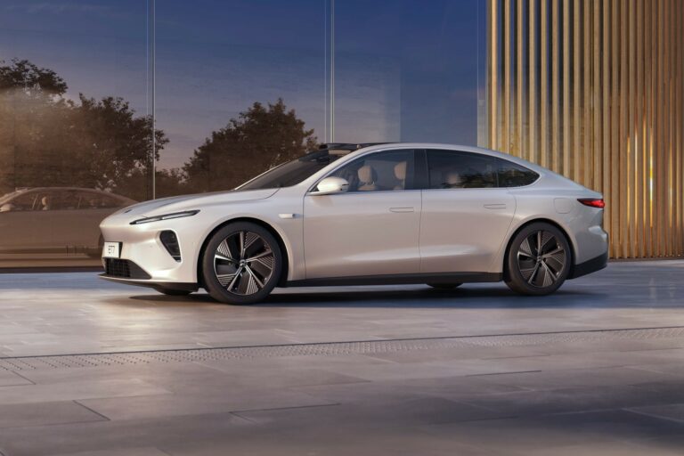 Nio ET7 vue de profil, berline électrique chinoise moderne