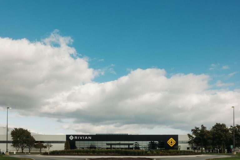 Bâtiment de Rivian Automotive avec logo sur la façade