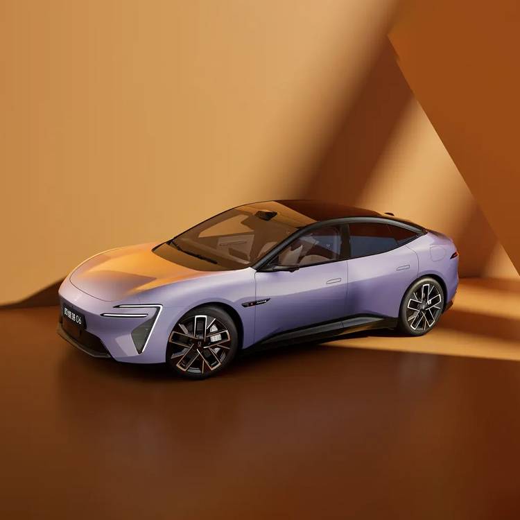 Avatr 06 berline électrique vue de face et profil