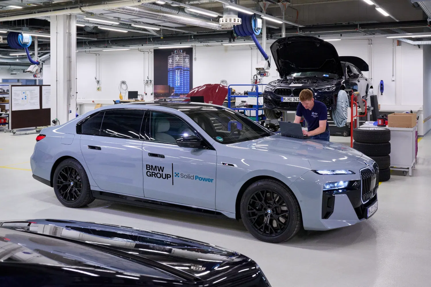 Technicien examinant une BMW équipée de batterie solide en laboratoire