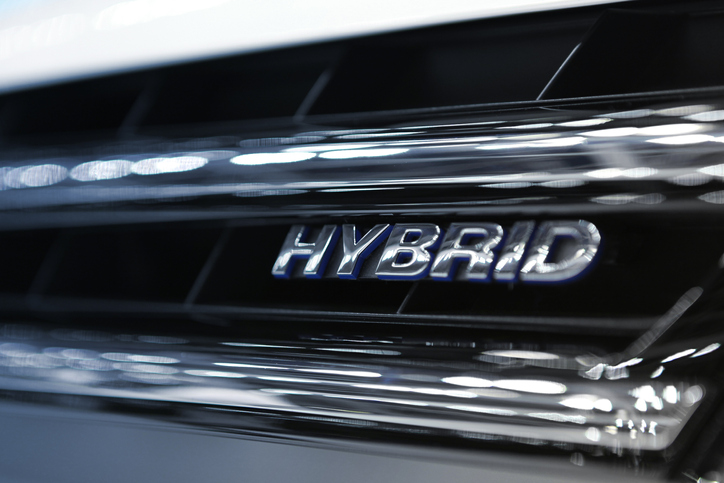 Logo Hybrid sur une voiture moderne, symbole de l’électrification