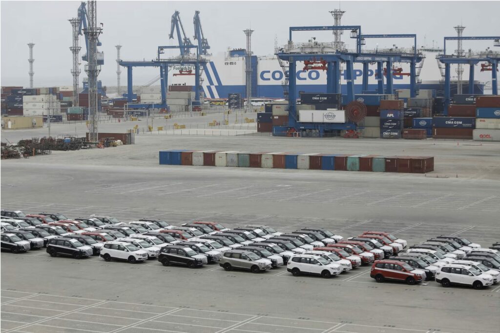 Véhicules électriques chinois stationnés au mégaport de Chancay au Pérou.