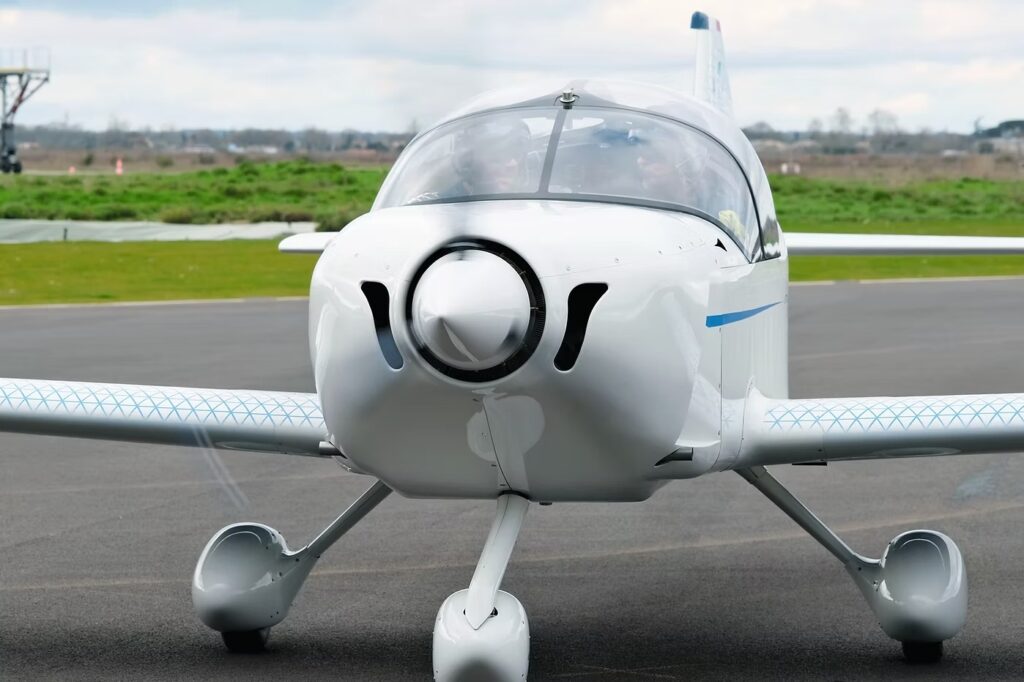 Vue de face de l'avion biplace INTEGRAL-E de Aura Aero .