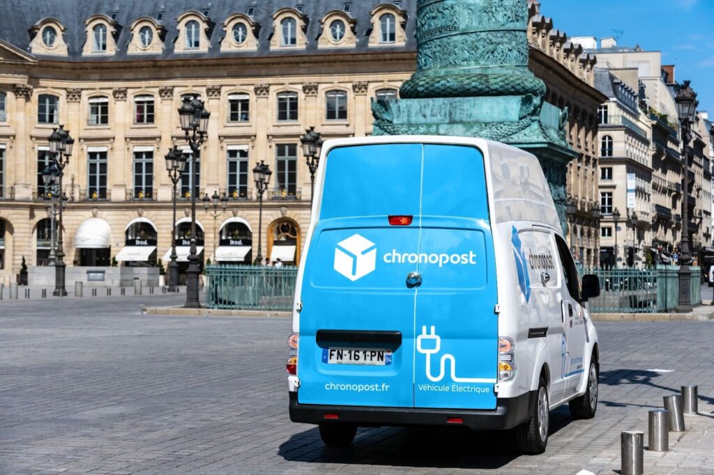 Camionnette Chronopost électrique vue de dos lors d’une livraison urbaine