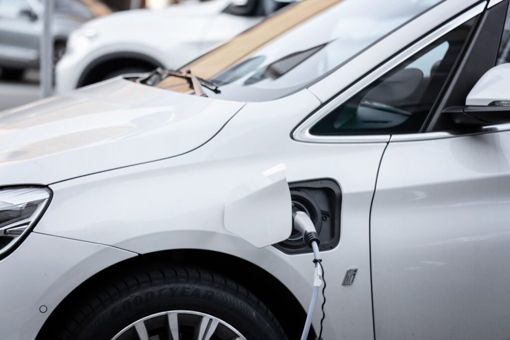Voiture électrique en charge à une borne