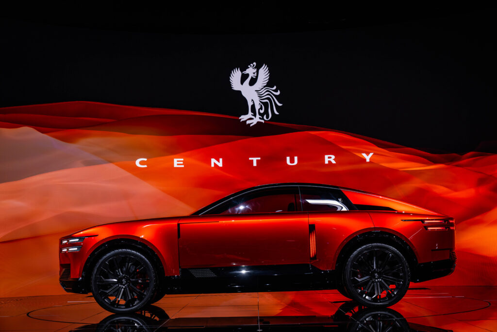 Toyota Century Coupé de profil lors de sa présentation au Japan Mobility Show 2025