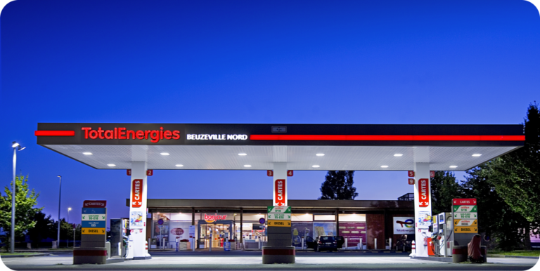 Station-service Total Beuzeville Nord avec voitures et pompes à essence