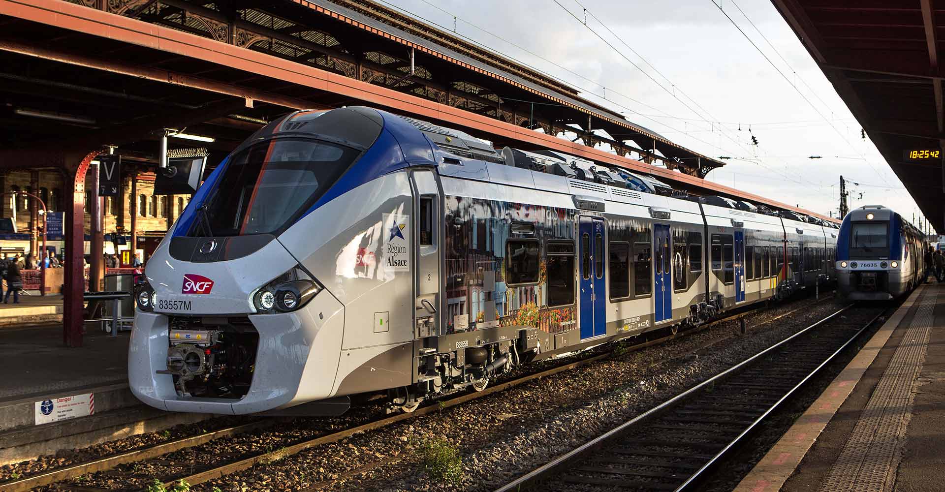 Train SNCF circulant sur voie ferrée en France, symbole de mobilité électrique et durable