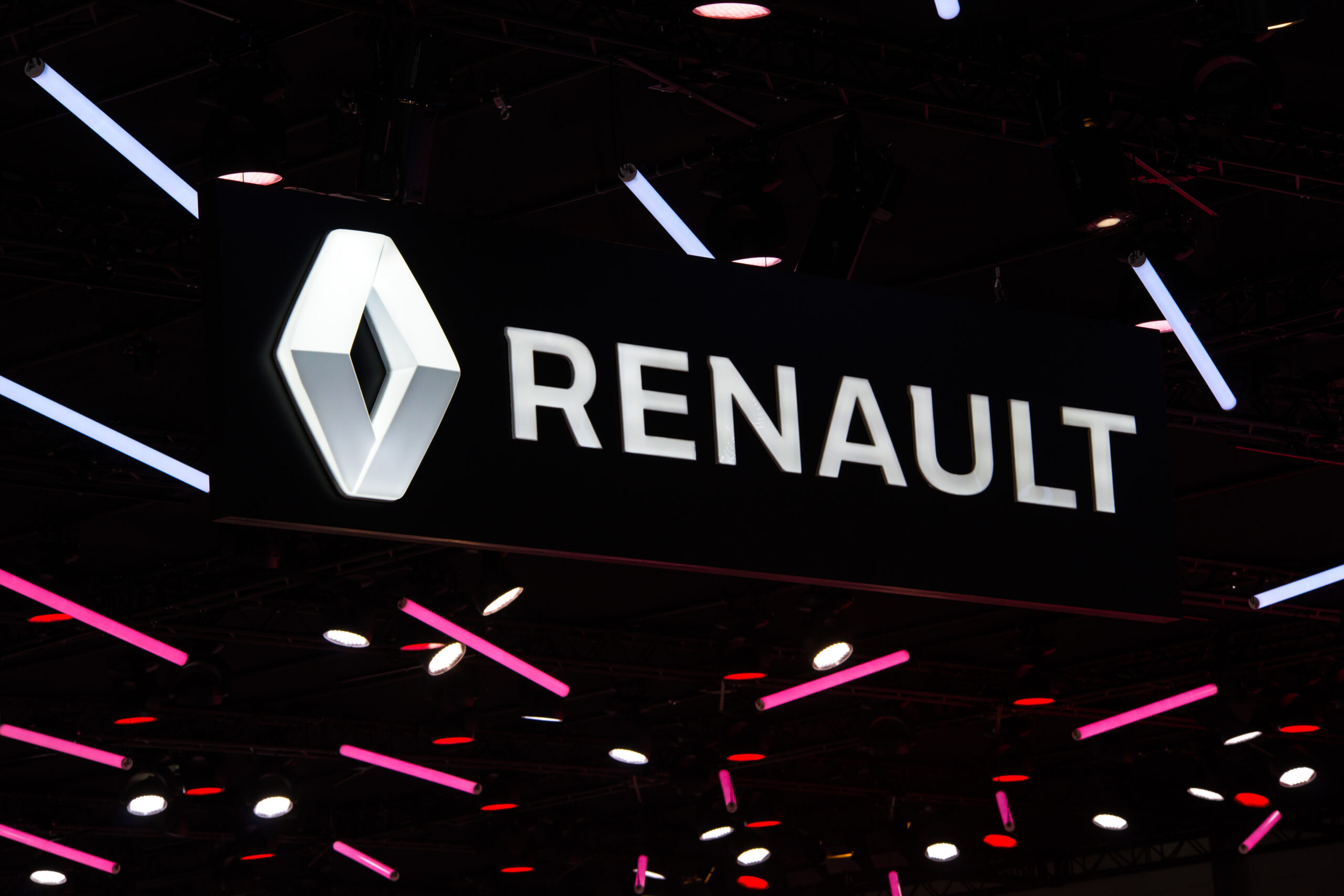 Renault logo in yellow and black, French car manufacturer
