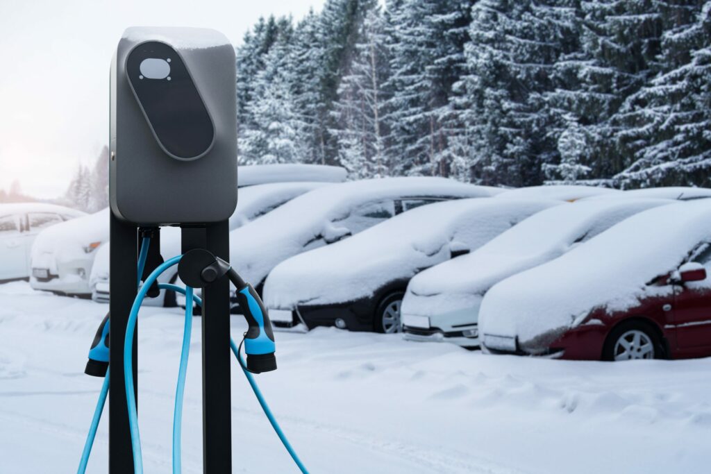 Borne de recharge pour véhicule électrique recouverte de neige