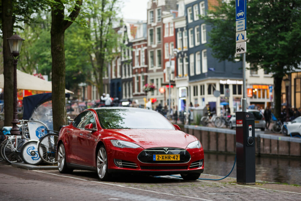 Tesla en charge au bord de l’eau à Amsterdam, Pays-Bas