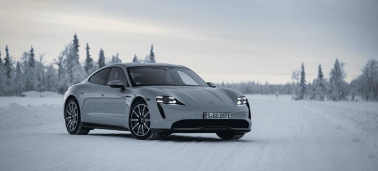 voiture électrique roulant dans la neige