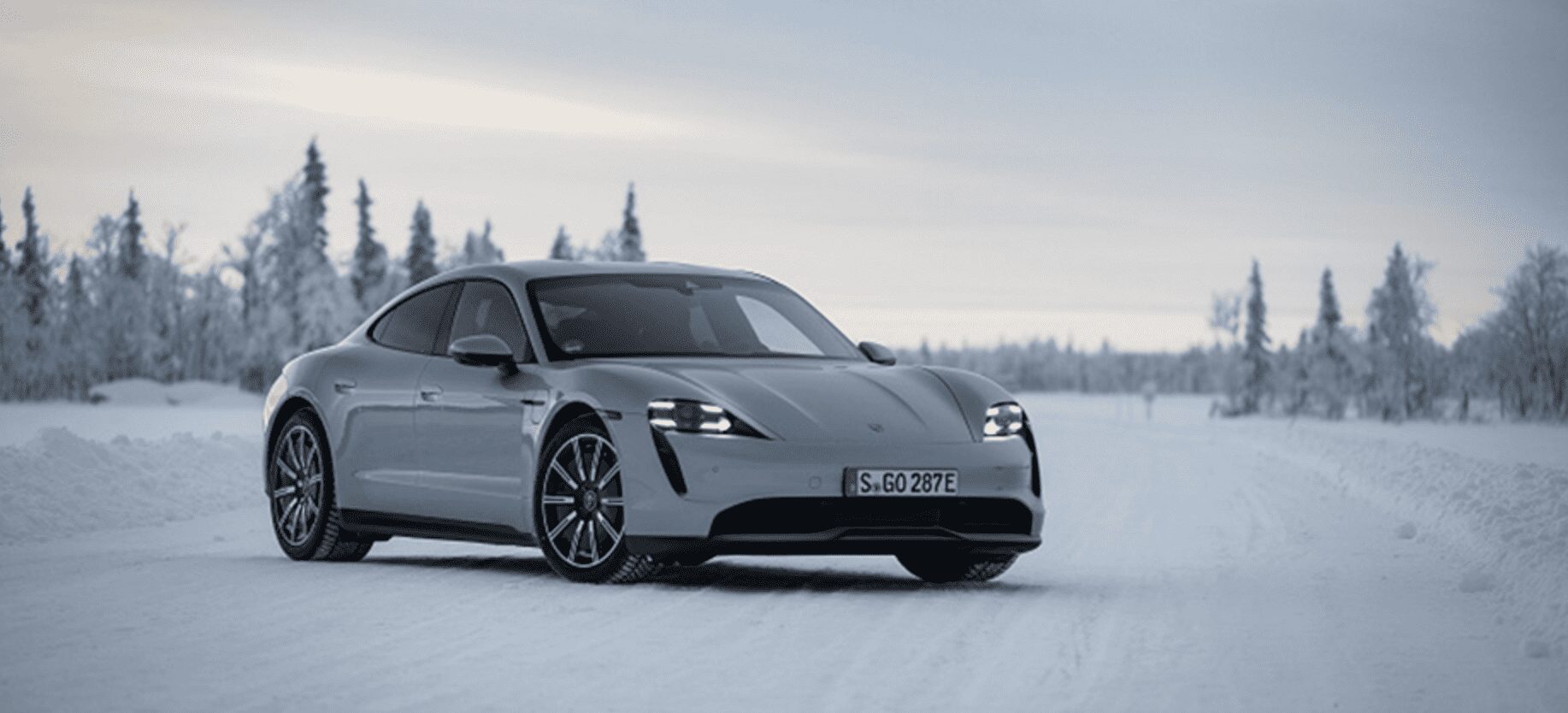 voiture électrique roulant dans la neige