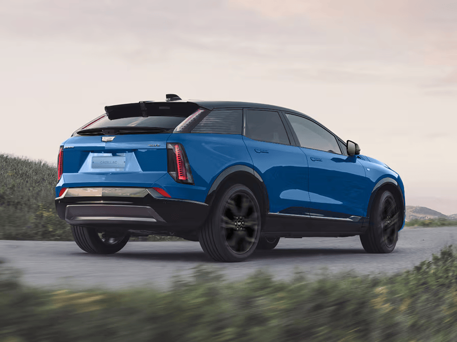 L'arrière du SUV Cadillac Optiq bleu qui roule sur la route. Sources : CadillacEurope