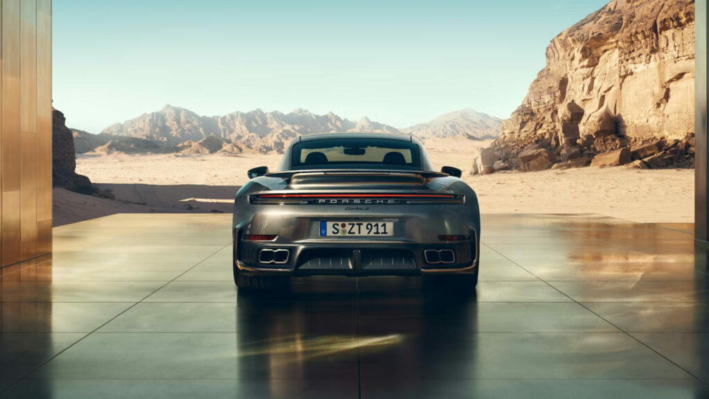 Porsche 911 vue arrière sur route